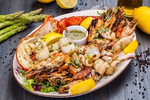 Fisk og skaldyr på tallerken