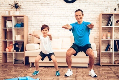 Far og søn træner sammen derhjemme