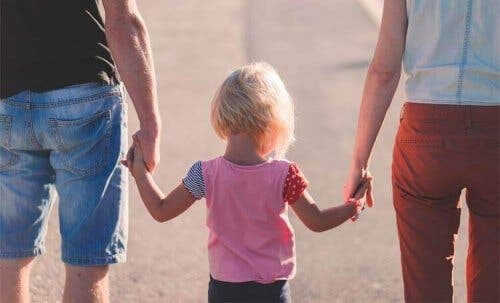 Forældre går tur med deres barn