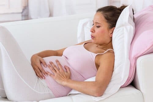 Gravid kvinde øver sig på vejrtrækningsteknikker under fødslen