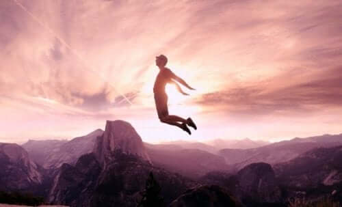 Mand flyver af glæde i bjerge