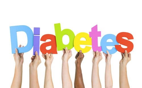 Hænder, der holder bogstaverne i diabetes
