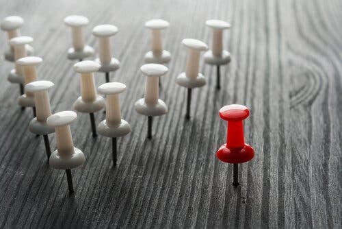 Hvide og røde knappenåle i bræt