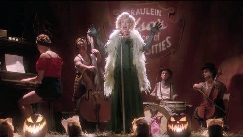 Kvinde, der synger til freak show