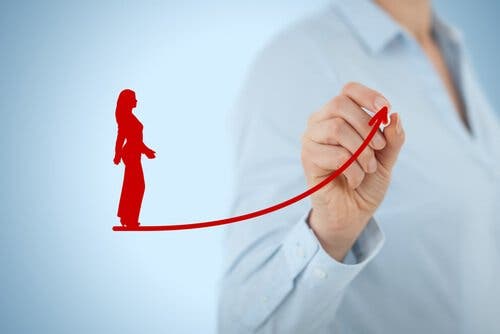 Kvinde, der tegner kvinde på kurve