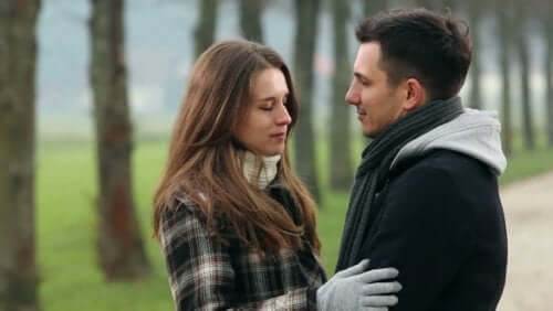 Kvinde, der undskylder over for sin kæreste