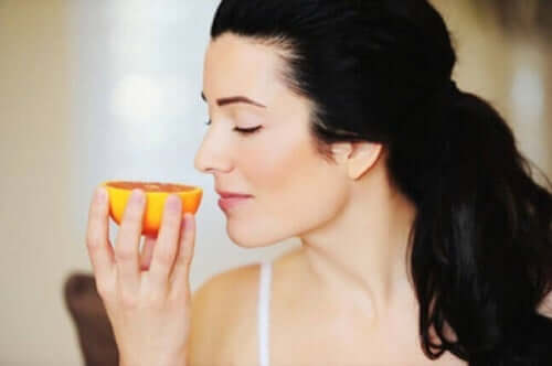 Kvinde dufter til appelsin