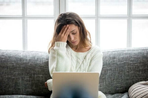 Kvinde med mental udmattelse sidder med computer