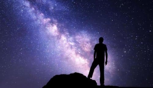 Mand, der søger Dharma ved nattehimmel