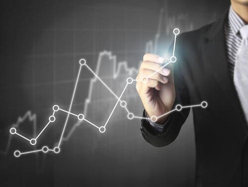 En mand, der tegner en graf