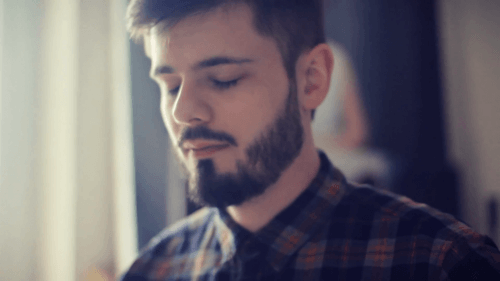 Mand med lukkede øjne