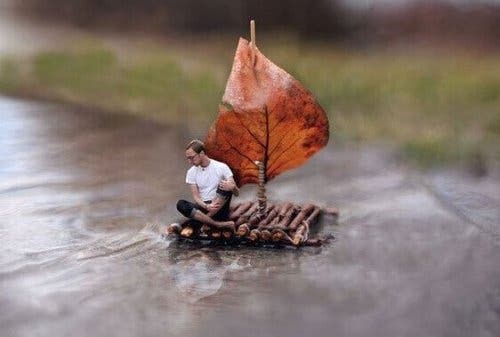 Mand på en lille tømmerflåde