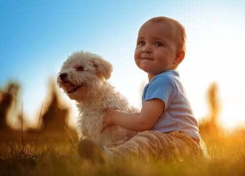 En baby med en hund