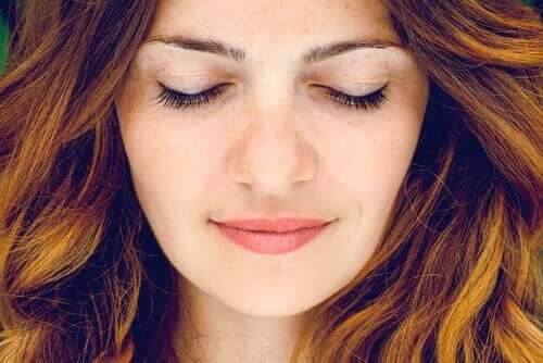 Kvinde med lukkede øjne anvender forskellige typer meditation