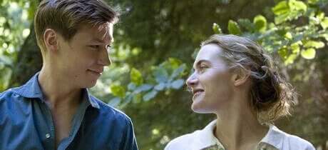 Mand og kvinde kigger på hinanden