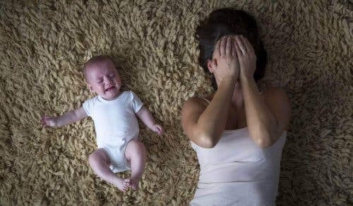 Mor og baby græder sammen