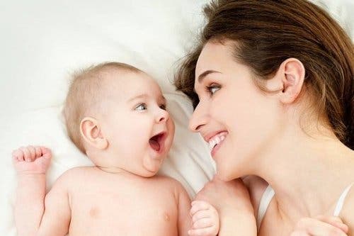 Nogle betragter synkroniserede udtryk som bevis for, at der findes tidlig kommunikation hos spædbørn