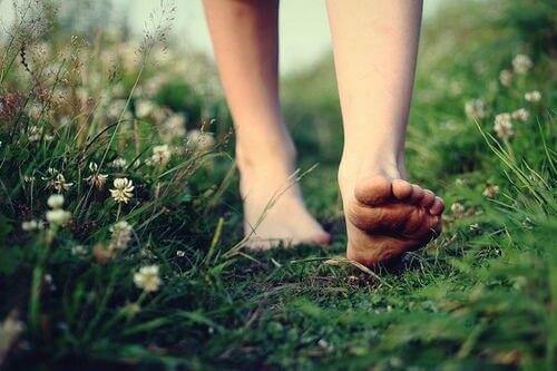 Bare fødder i græsset