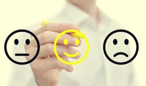 Person, der tegner forskellige smileyer