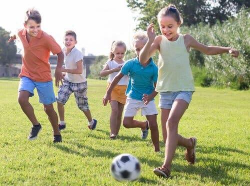 Psykologi i fodbold: Børn spiller fodbold sammen
