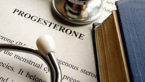 Tekst om progesteron fra en læges bord