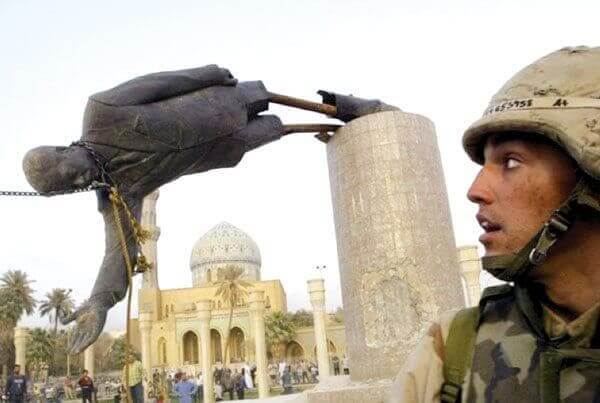 Statue med Saddam Hussein væltes som eksempel på rammeteori