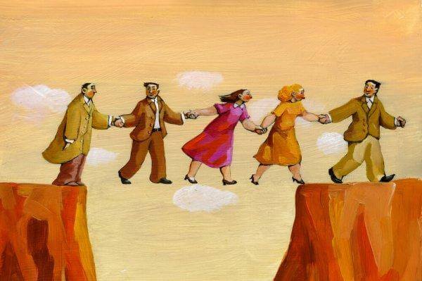 Folk hjælper hinanden over en kløft