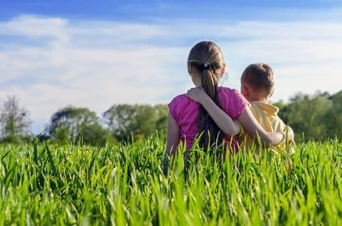 Søskende på græseng