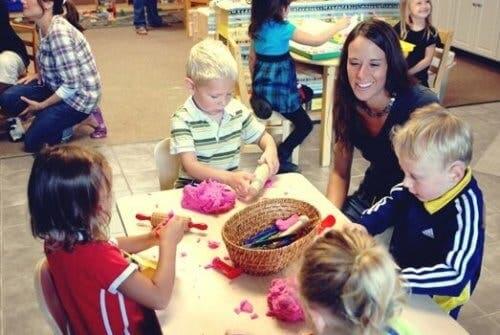 Samarbejde blandt børn og lærer i klasseværelset