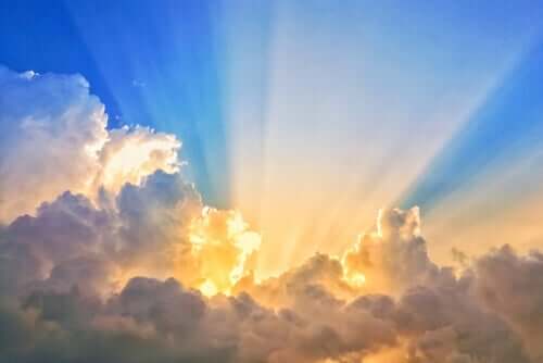 Sol på himmel symboliserer sollys under lockdown