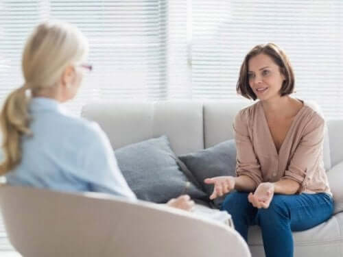 Terapeut i samtale med klient symboliserer, hvad der kan gøre terapi mere effektivt