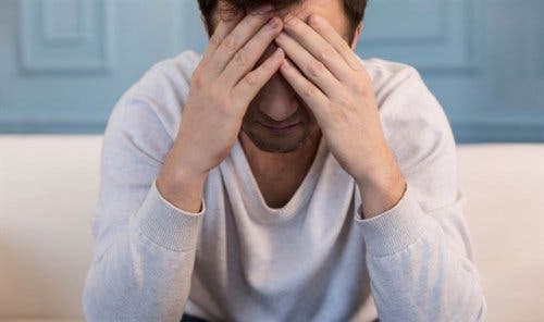 En mand gnider panden i frustration