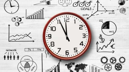 Ur med tegninger rundt om