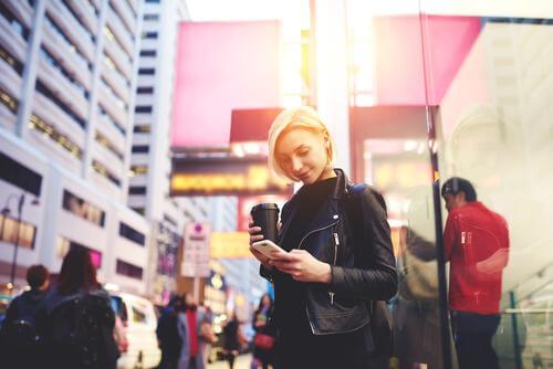 Smartphone zombie: At glo på sin telefon, mens man går