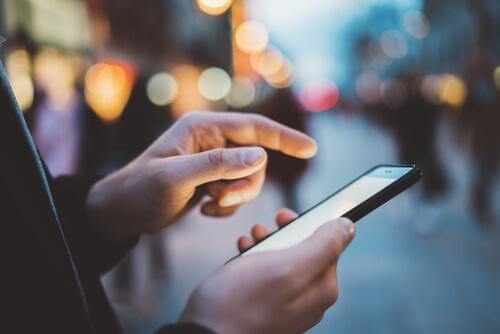 Person sender beskeder