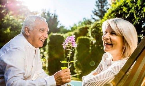 Højere forventet levealder kan føre til mere glæde ved alderdom, som det ses hos disse to ældre, smilende mennesker