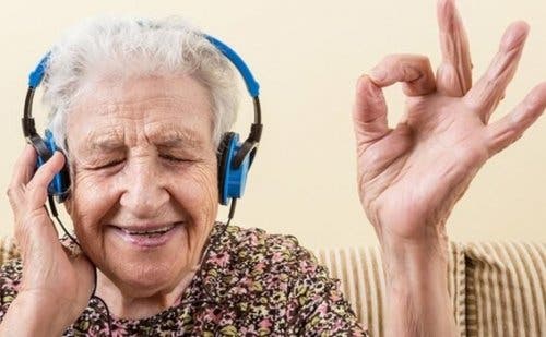 Ældre kvinde, der lytter til musik