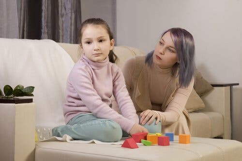 Mor prøver at skabe kontakt til pige på sofa
