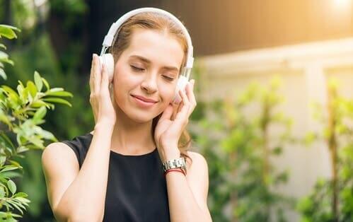 Kvinde lytter til binaurale toner i høretelefoner