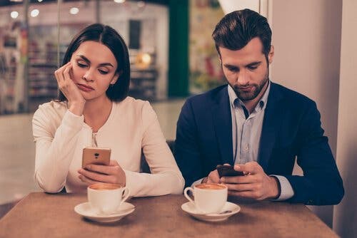 Mobiltelefoner kan skade vores relationer