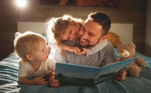 Far, der læser godnathistorie for sine børn