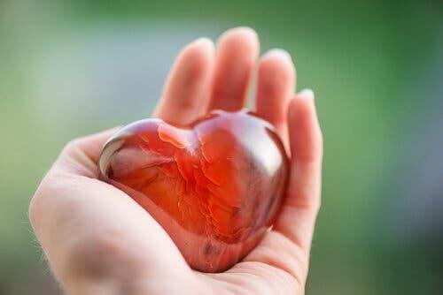 Hjerte af glas i hånd