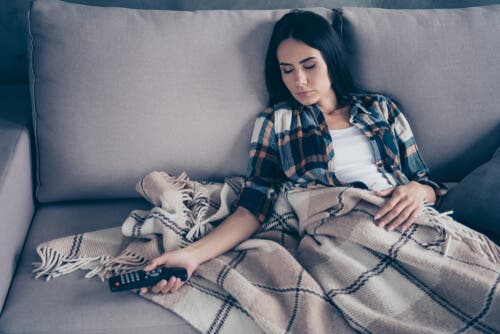 Kvinde, der er faldet i søvn på sofaen