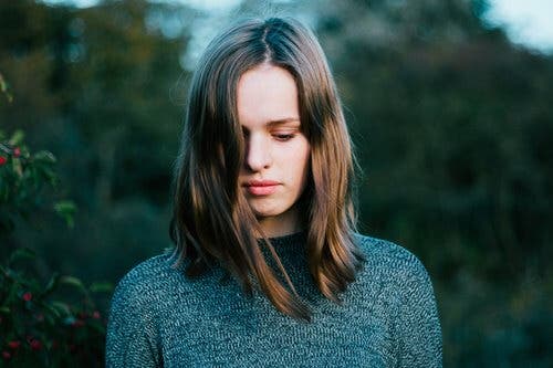 Kvinde, der kigger ned