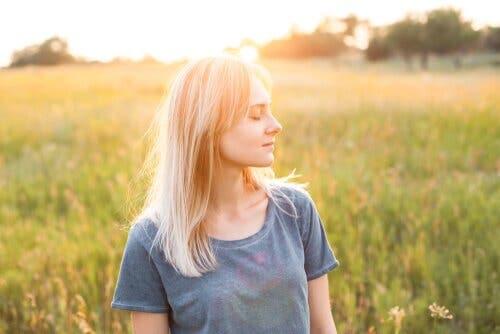 Kvinde på mark mestrer chi energi