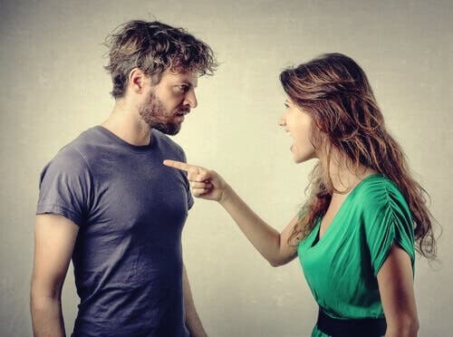 At beskylde andre: En kvinde, der skændes med en mand og peger på ham for at give ham skylden