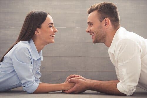 Smilende par kigger på hinanden