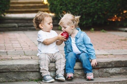 Små børn, der deler et æble