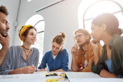 Studerende ved bord anvender begrebsmæssig ændringsteori