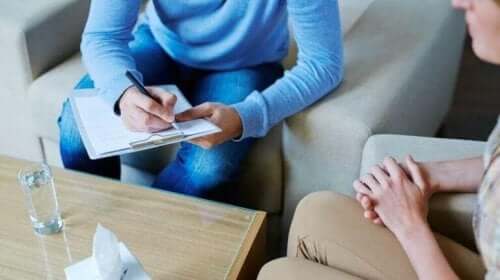 Terapeut med klient anvender den paradoksale intentionsteknik